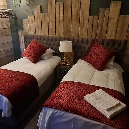 The Waterside Bar, Rooms & Restaurant Swinton  Oda fotoğraf