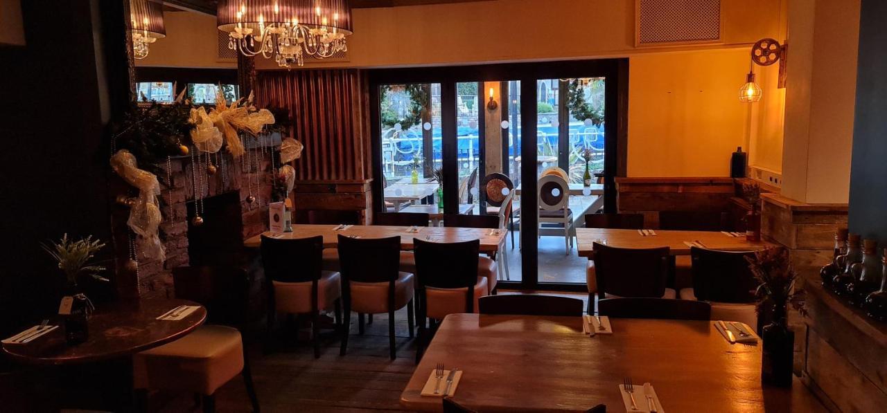 The Waterside Bar, Rooms & Restaurant Swinton  Dış mekan fotoğraf